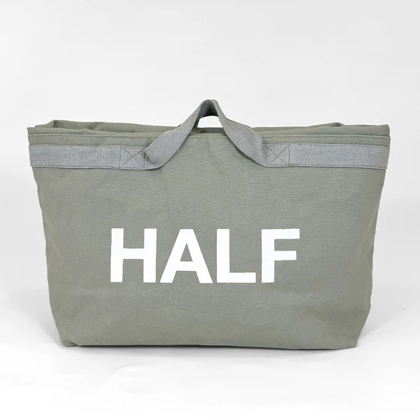 上半分を内側に織り込むとHALFサイズで使える容量可変バッグ
