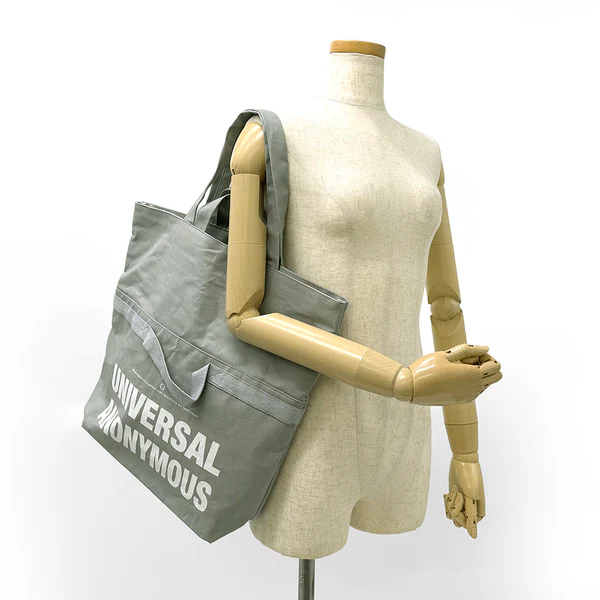 上半分を内側に織り込むとHALFサイズで使える容量可変バッグ