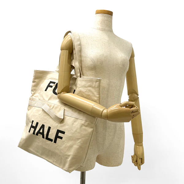 上半分を内側に織り込むとHALFサイズで使える容量可変バッグ