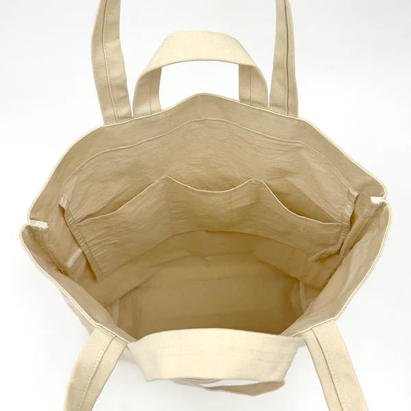 上半分を内側に織り込むとHALFサイズで使える容量可変バッグ