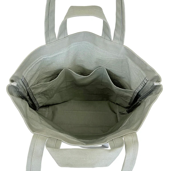 上半分を内側に織り込むとHALFサイズで使える容量可変バッグ