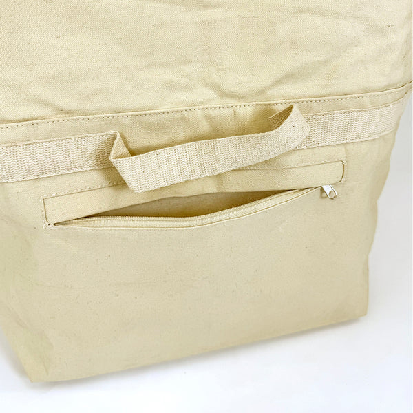 上半分を内側に織り込むとHALFサイズで使える容量可変バッグ