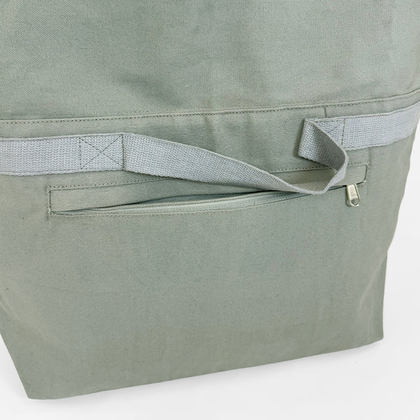 上半分を内側に織り込むとHALFサイズで使える容量可変バッグ