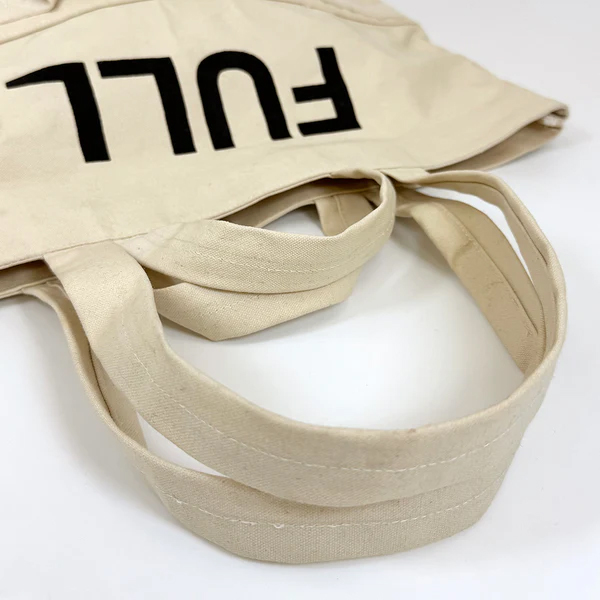 上半分を内側に織り込むとHALFサイズで使える容量可変バッグ