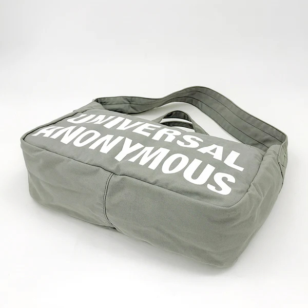 アメカジ好きの定番のニュースペーパーバッグ。