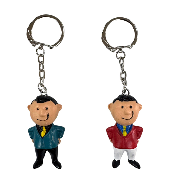 ビシッとキメた髪型に、ぴったりスーツ姿の紳士のキーチェーン。