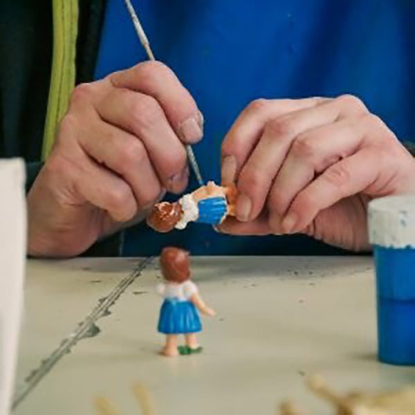 ビシッとキメた髪型に、ぴったりスーツ姿の紳士のキーチェーン。
