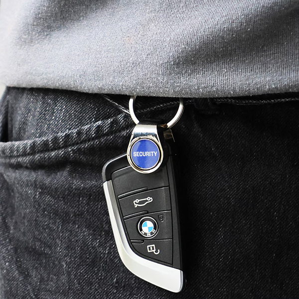 車のスマートキーなど厚みのある鍵にも対応したユニークなキーリング。