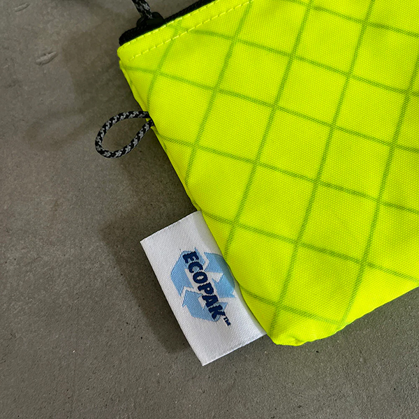 高機能ラミネートファブリック「ECOPAK」素材を使用したL字ジップが使い易いマルチケース。
