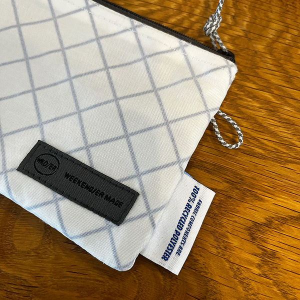 高機能ラミネートファブリック「ECOPAK」素材を使用したL字ジップが使い易いマルチケース。