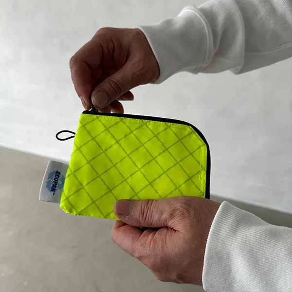 高機能ラミネートファブリック「ECOPAK」素材を使用したL字ジップが使い易いマルチケース。