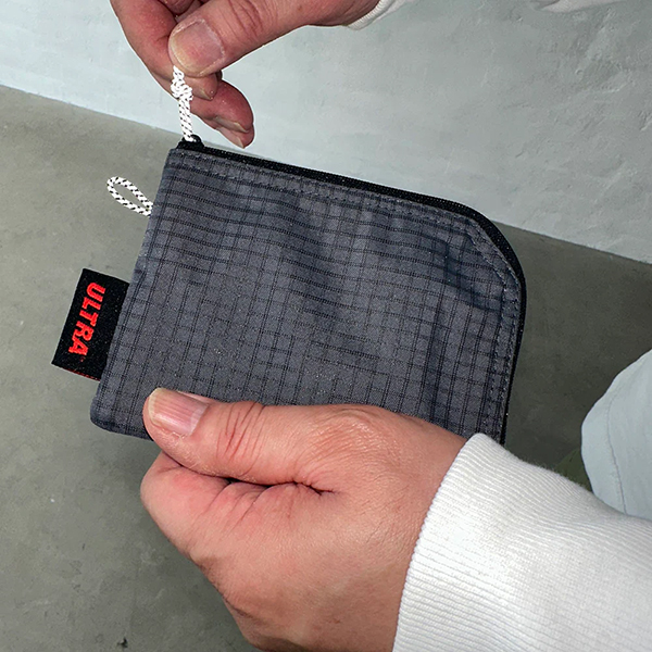 耐久性と柔軟性のバランスが良い「ULTRA GRID」素材を使用したL字ジップが使い易いマルチケース。