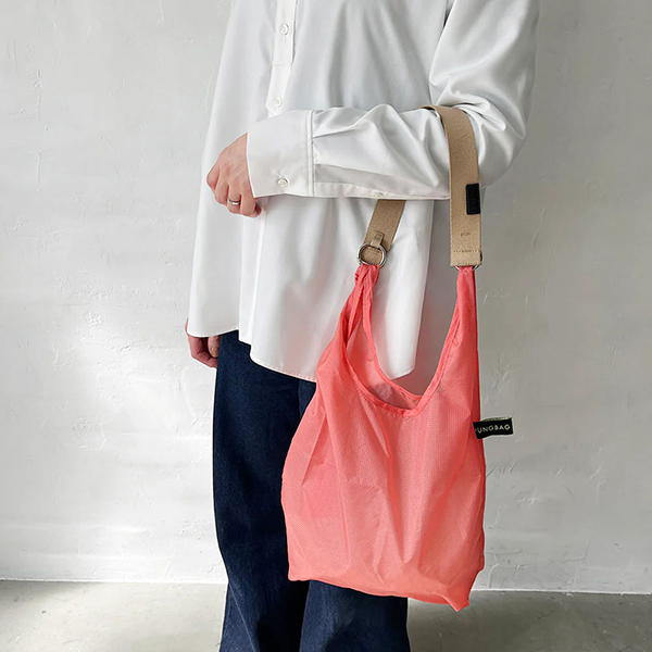 極小サイズのエコバッグHUNGBAGをより快適に使用できる専用ストラップ。