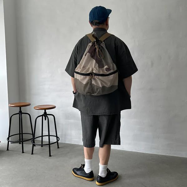 厚手でしなやかな素材感のメッシュ生地を使用した巾着式バックパック。