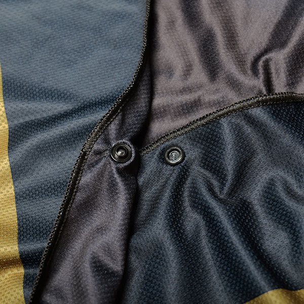 水に濡らして軽く振るだけで、ひんやりとした冷感を得られるクールポンチョです。