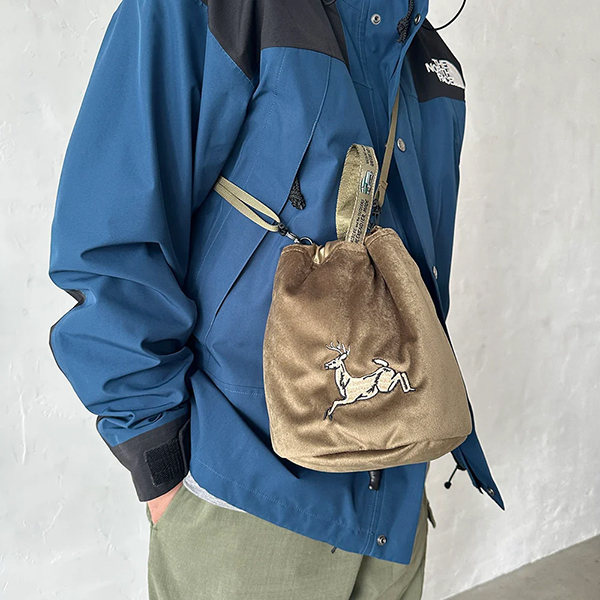 ベルベット素材に刺繍を施したスーベニアジャケットの様な巾着式ショルダーバッグ