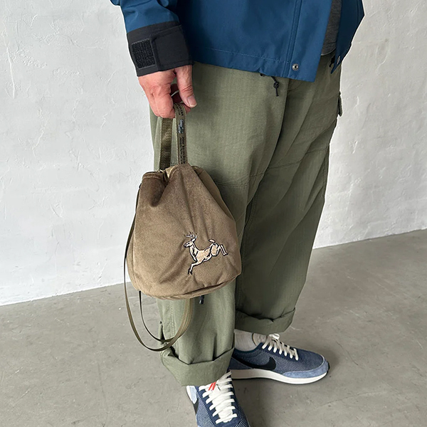 ベルベット素材に刺繍を施したスーベニアジャケットの様な巾着式ショルダーバッグ