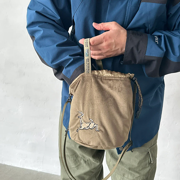 ベルベット素材に刺繍を施したスーベニアジャケットの様な巾着式ショルダーバッグ