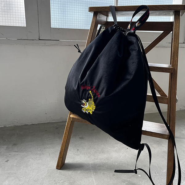 ベルベット素材に刺繍を施したスーベニアジャケットの様なナップサック。