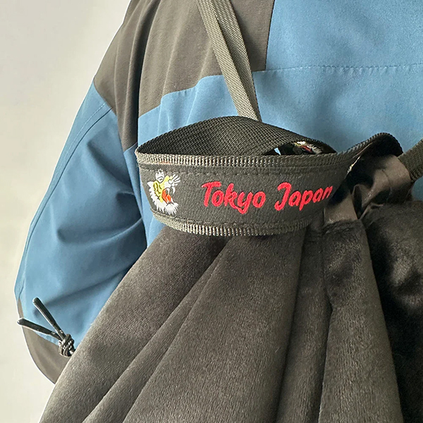 ベルベット素材に刺繍を施したスーベニアジャケットの様なナップサック。