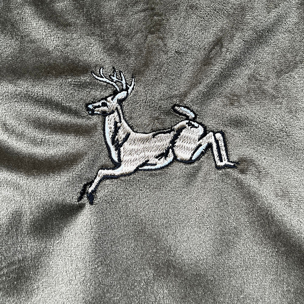 ベルベット素材に刺繍を施したスーベニアジャケットの様なナップサック。