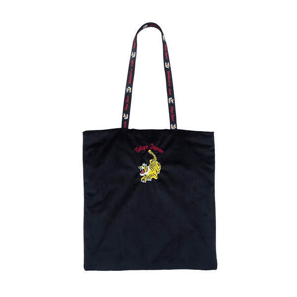 ベルベット素材に刺繍を施したスーベニアジャケットの様なトートバッグ。