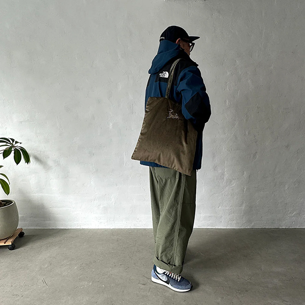 ベルベット素材に刺繍を施したスーベニアジャケットの様なトートバッグ。