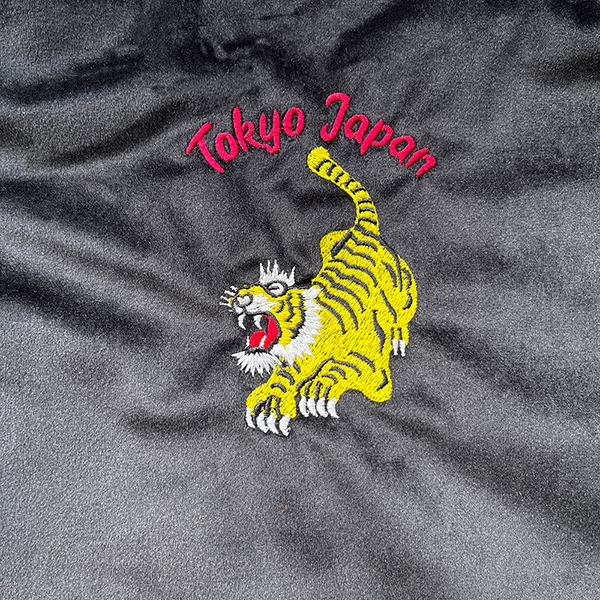ベルベット素材に刺繍を施したスーベニアジャケットの様なトートバッグ。