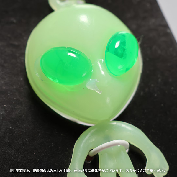 暗闇で幻想的に浮かび上がる蓄光仕様のボディを採用したエイリアンキーホルダー。