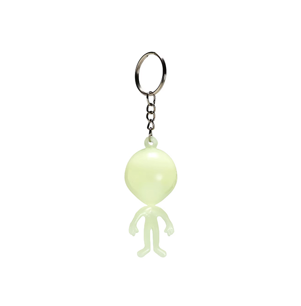 暗闇で幻想的に浮かび上がる蓄光仕様のボディを採用したエイリアンキーホルダー。
