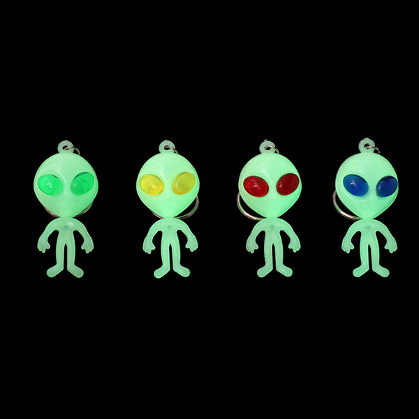 暗闇で幻想的に浮かび上がる蓄光仕様のボディを採用したエイリアンキーホルダー。