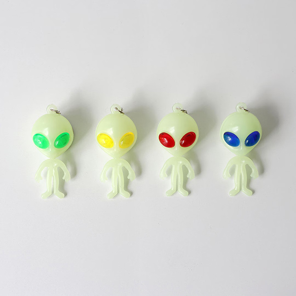 暗闇で幻想的に浮かび上がる蓄光仕様のボディを採用したエイリアンキーホルダー。