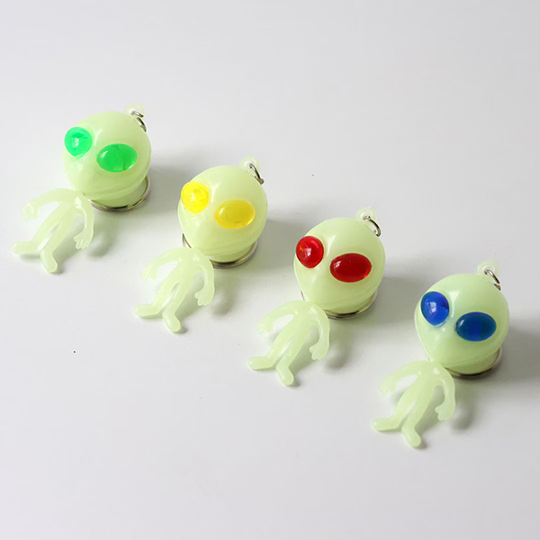 暗闇で幻想的に浮かび上がる蓄光仕様のボディを採用したエイリアンキーホルダー。