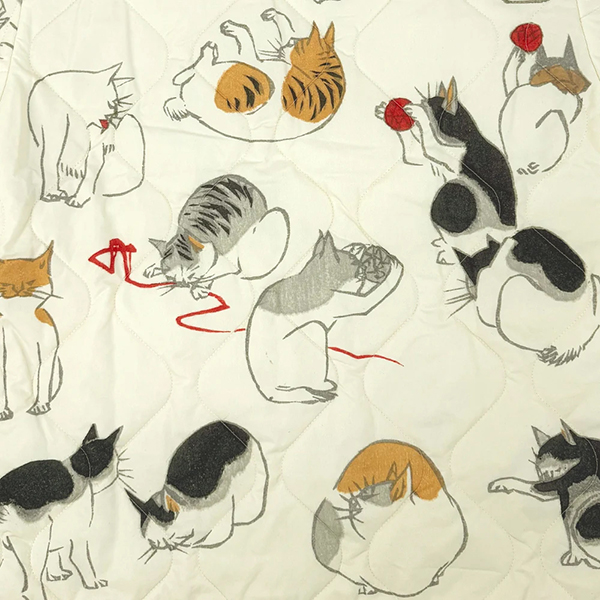 浮世絵や世界の名画を大胆に落とし込み、まるで一枚のアートを纏うような存在感が魅力。