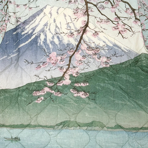 浮世絵や世界の名画を大胆に落とし込み、まるで一枚のアートを纏うような存在感が魅力。