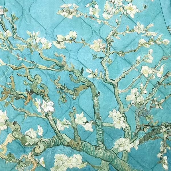 浮世絵や世界の名画を大胆に落とし込み、まるで一枚のアートを纏うような存在感が魅力。