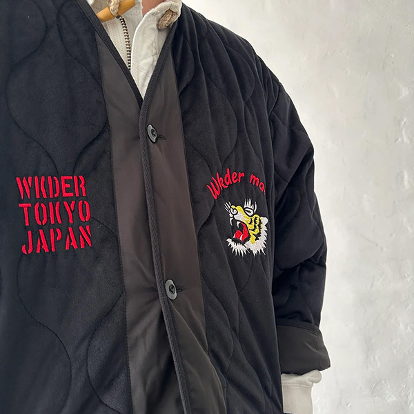 ベルベット素材に刺繍を施したスーベニアジャケットの様なDAN-TEN
