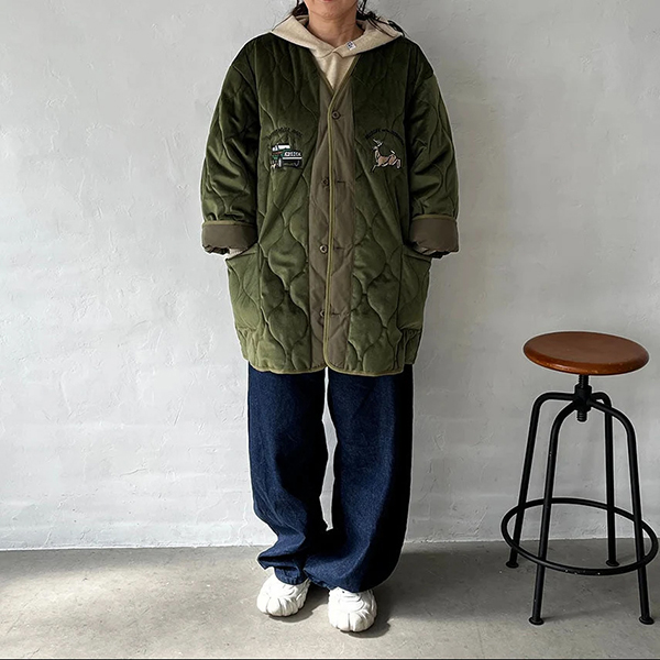 ベルベット素材に刺繍を施したスーベニアジャケットの様なDAN-TEN