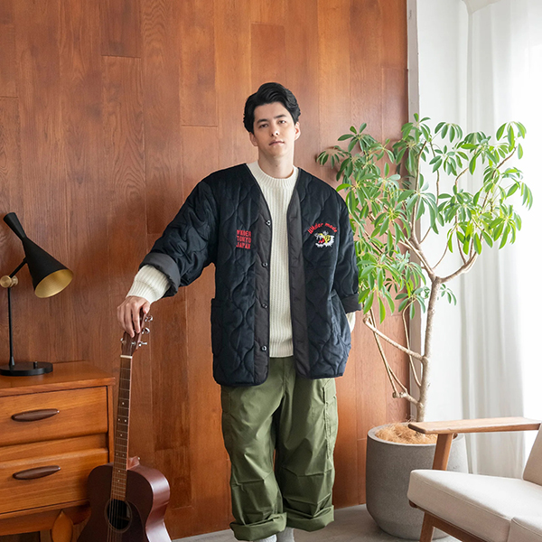 ベルベット素材に刺繍を施したスーベニアジャケットの様なDAN-TEN