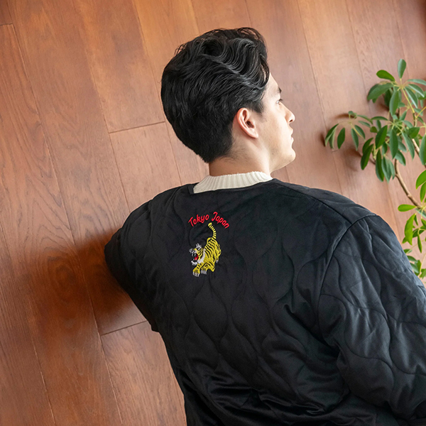 ベルベット素材に刺繍を施したスーベニアジャケットの様なDAN-TEN