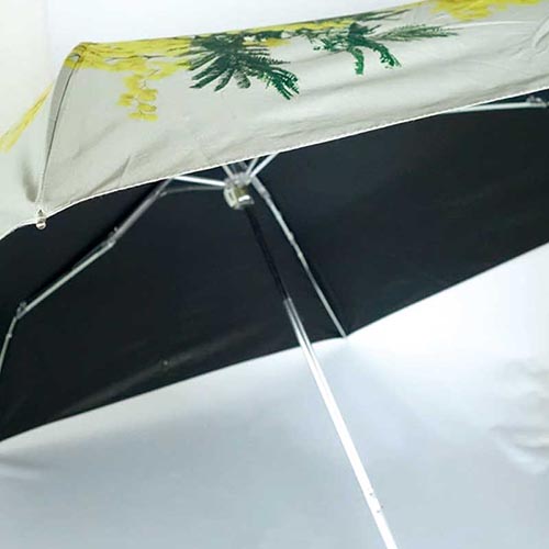 憂鬱な雨の日のお出かけを少し楽しくさせてくれる傘。