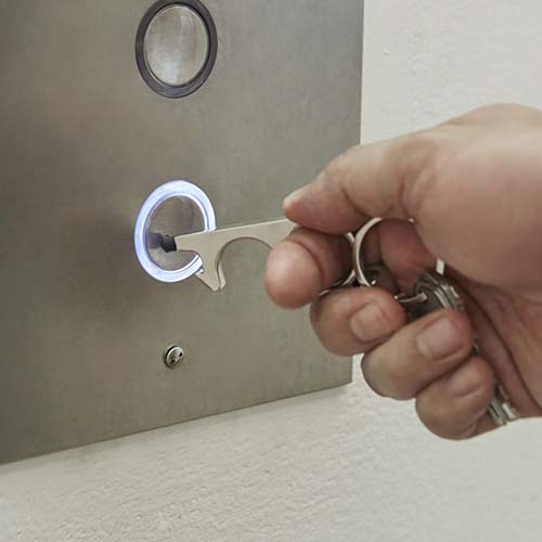 エレベーターのボタンなどを押す時に最適なタッチレスマルチツール。