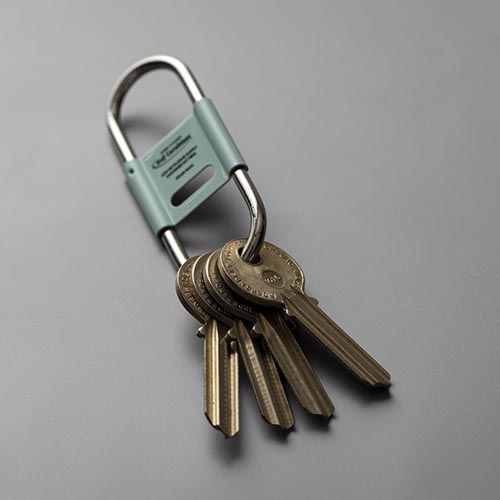 スプリング式で脱着しやすく、開閉式のセンターパーツがストッパーになっている。