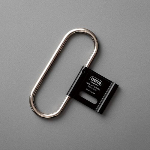 スプリング式で脱着しやすく、開閉式のセンターパーツがストッパーになっている。