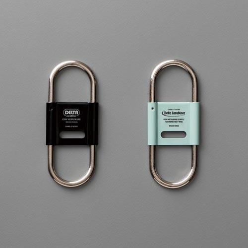 スプリング式で脱着しやすく、開閉式のセンターパーツがストッパーになっている。