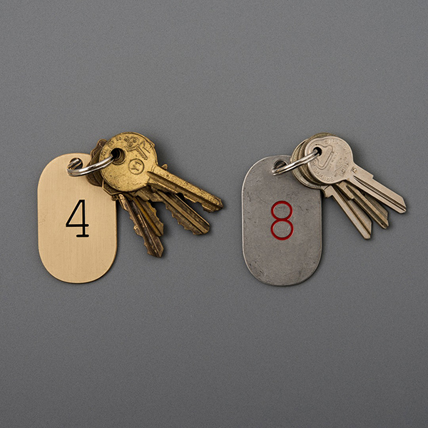 睦月,如月,弥生などの1月から１２月までの太陰暦の月の呼び名を刻印した真鍮製のキータグ