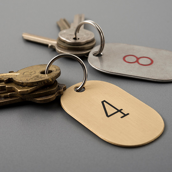 睦月,如月,弥生などの1月から１２月までの太陰暦の月の呼び名を刻印した真鍮製のキータグ