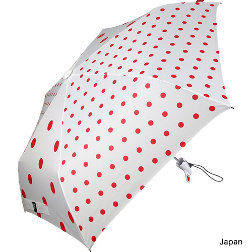 世界各国を飛び回る飛行機をイメージし、各国の国旗をモチーフにしたデザインに雲とカモフラージュを追加。