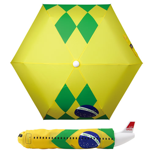 世界各国を飛び回る飛行機をイメージし、各国の国旗をモチーフにしたデザインに雲とカモフラージュを追加。