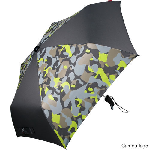 世界各国を飛び回る飛行機をイメージし、各国の国旗をモチーフにしたデザインに雲とカモフラージュを追加。